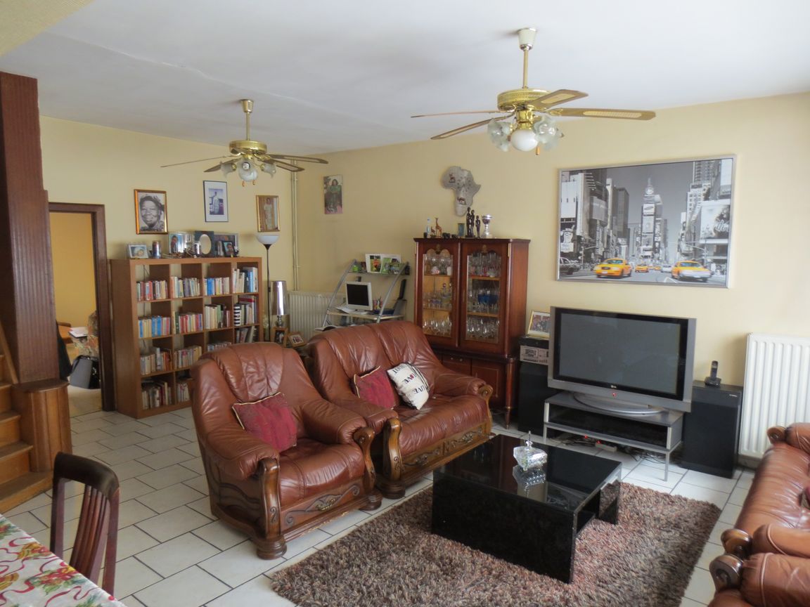 Zeer ruime woning met 4 slaapkamers en garage.