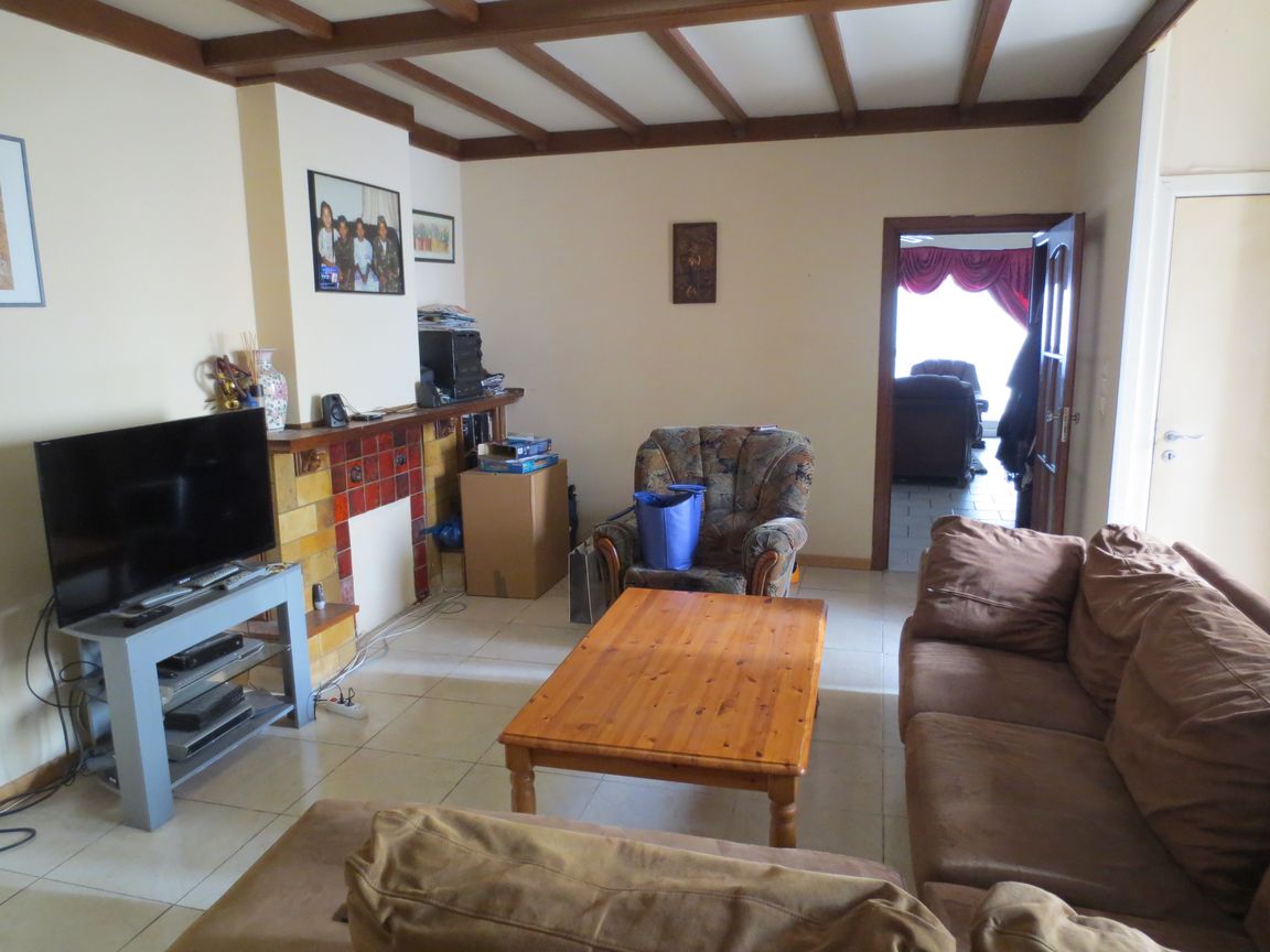 Zeer ruime woning met 4 slaapkamers en garage. Slaapkamer 12 m² tot