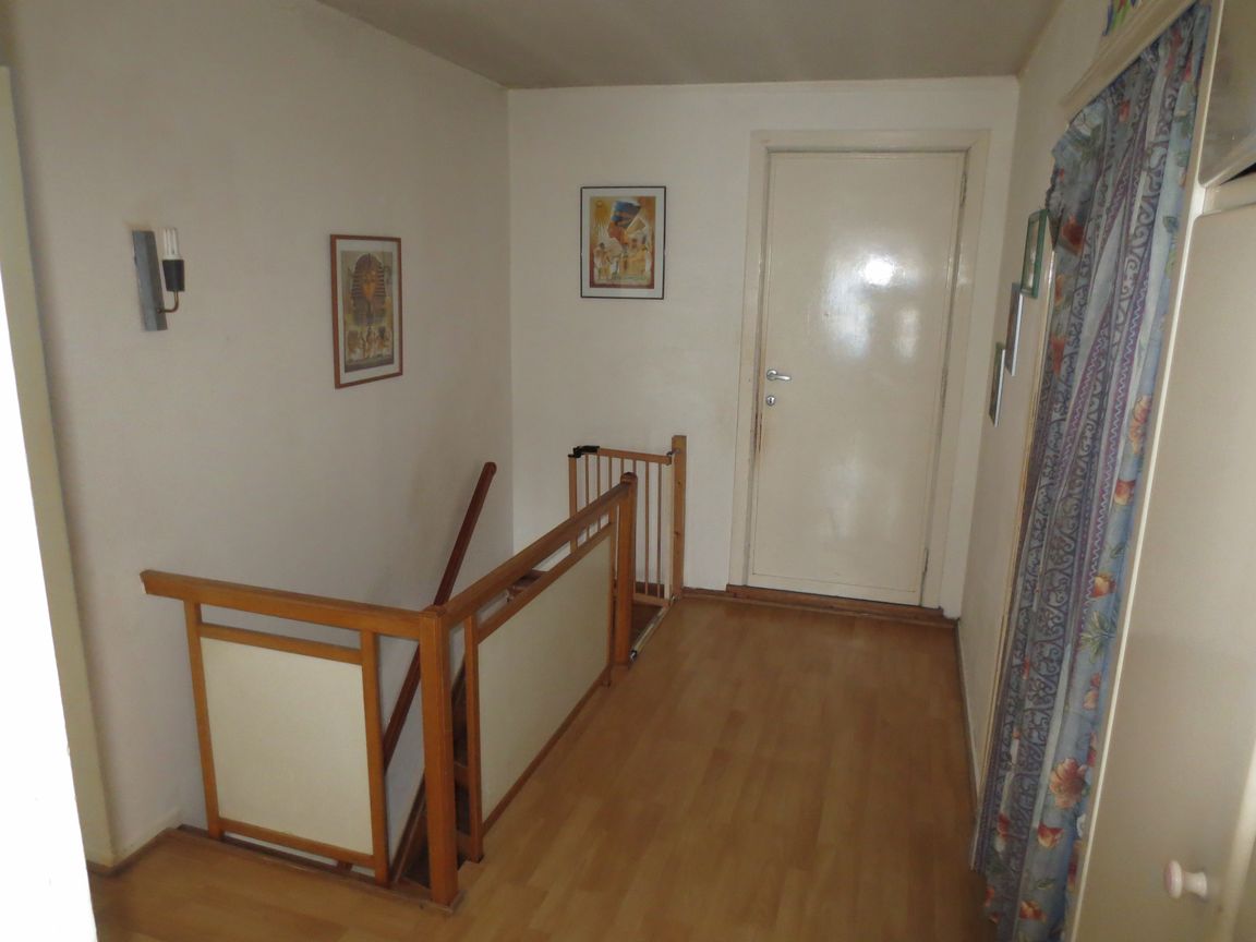 Zeer ruime woning met 4 slaapkamers en garage. Slaapkamer 12 m² tot